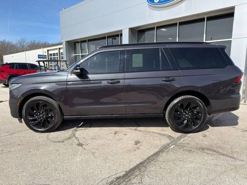 Used 2025 Lincoln Navigator Reserve w/ Jet Appearance Package image 4