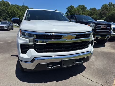 Used 2023 Chevrolet Silverado 1500 LT AWD/4WD image 2