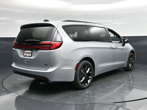 New 2026 Chrysler Pacifica Select image 9