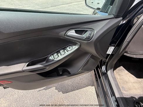 Used 2016 Ford Focus SE w/ SE Sport Package FWD image 22