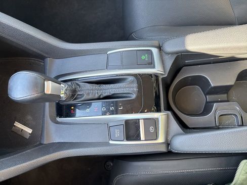 Used 2018 Honda Civic Touring image 9