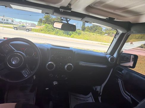 Used 2016 Jeep Wrangler Unlimited Sahara w/ Connectivity Group AWD/4WD image 12