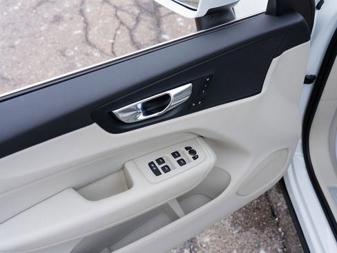 Used 2022 Volvo XC60 B5 Momentum image 15