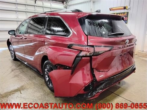 Used 2024 Toyota Sienna XSE w/ XSE Plus Package AWD/4WD image 3
