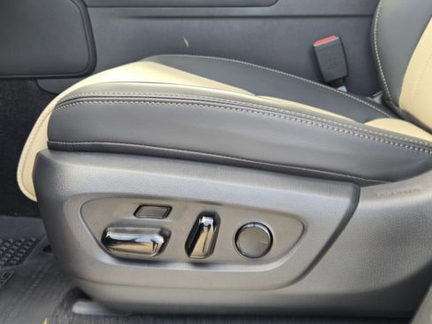 Used 2025 Lexus GX 550 image 32