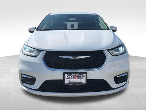 Used 2023 Chrysler Pacifica Touring-L FWD image 2