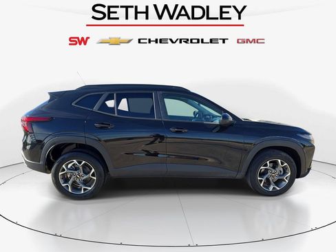 Used 2025 Chevrolet Trax LT w/ LT Convenience Package FWD image 8