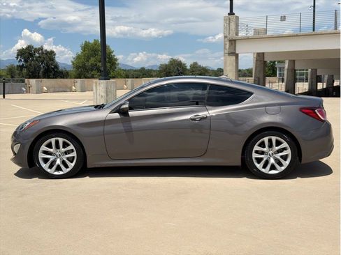 Used 2013 Hyundai Genesis 3.8 RWD image 4