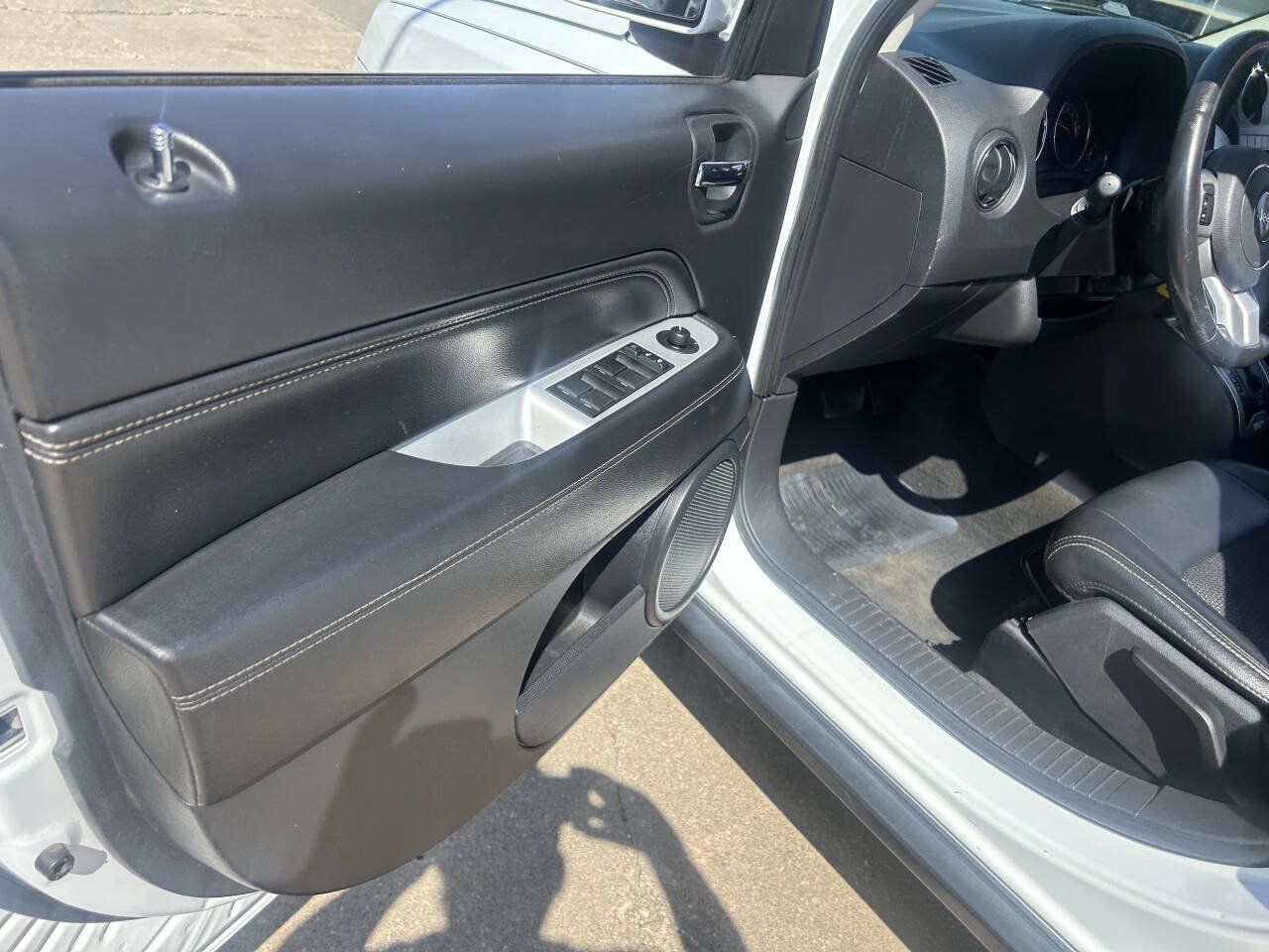 Used 2017 Jeep Compass Latitude FWD image 13