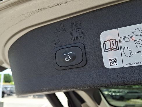 Used 2017 Ford Escape Titanium w/ Equipment Group 301A AWD/4WD image 31