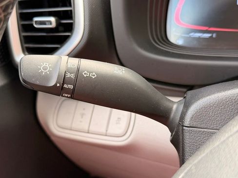 Used 2025 Hyundai Venue SEL FWD image 24