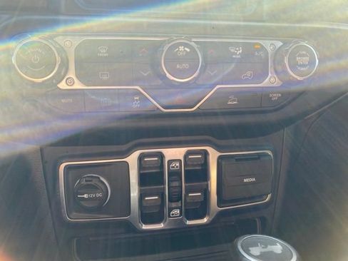 Used 2022 Jeep Wrangler Unlimited Sahara AWD/4WD image 19