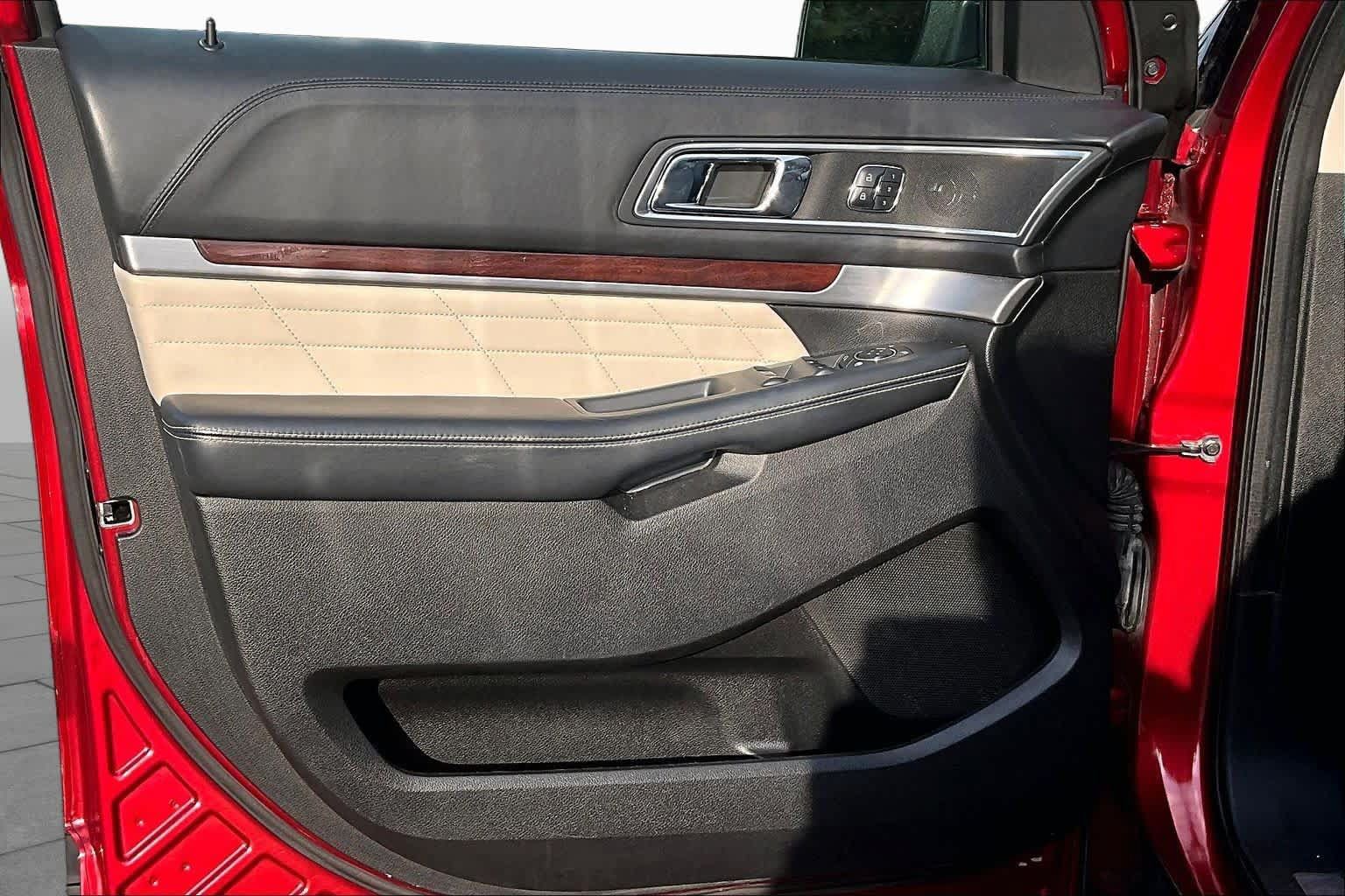 Used 2017 Ford Explorer Platinum AWD/4WD image 22