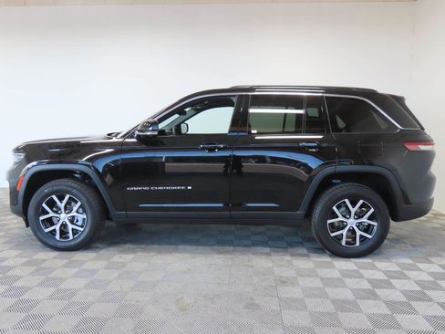 Used 2025 Jeep Grand Cherokee Limited w/ Luxury Tech Group II RWD image 5