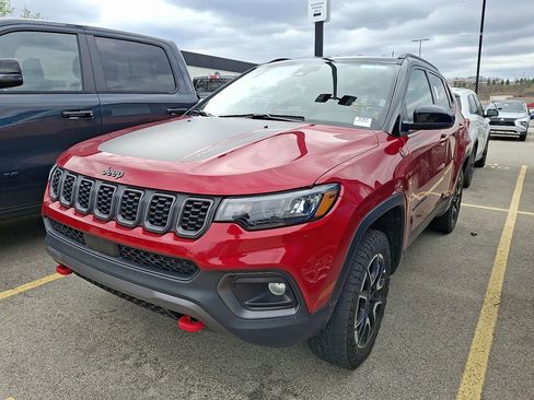 Used 2025 Jeep Compass Trailhawk image 3