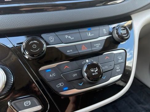 Used 2023 Chrysler Pacifica Touring-L FWD image 33