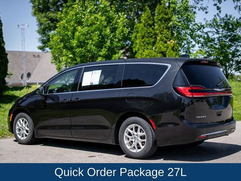 Used 2023 Chrysler Pacifica Touring-L FWD image 9