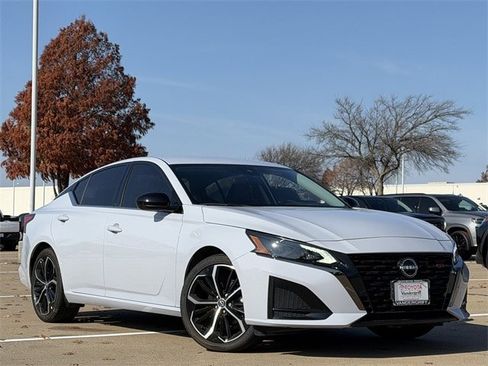 Used 2024 Nissan Altima 2.5 SR image 2