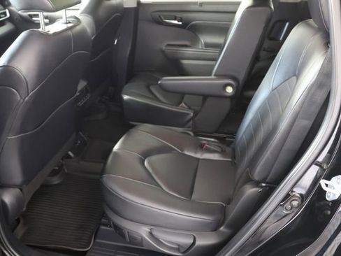 Used 2024 Toyota Highlander XLE AWD/4WD image 21