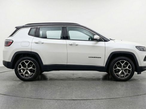 Used 2025 Jeep Compass Limited image 11