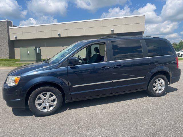 Used 2009 Chrysler Town & Country Touring w/ Family Value Group FWD image 3