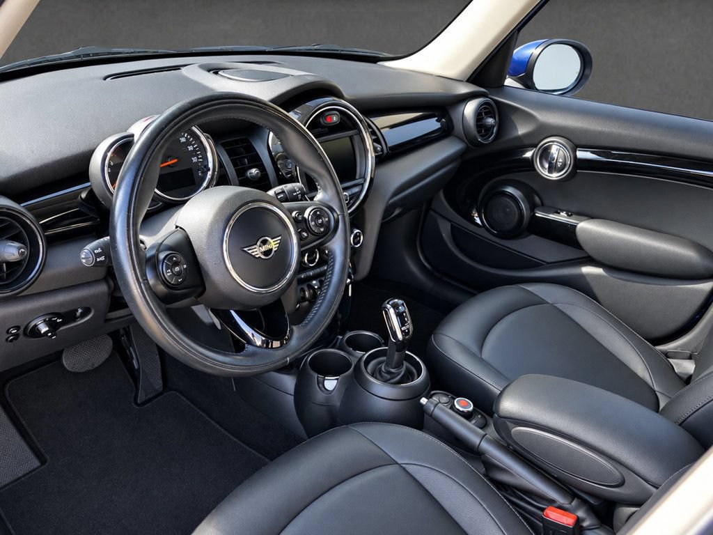 Used 2021 MINI Cooper 4-Door Hardtop FWD image 3