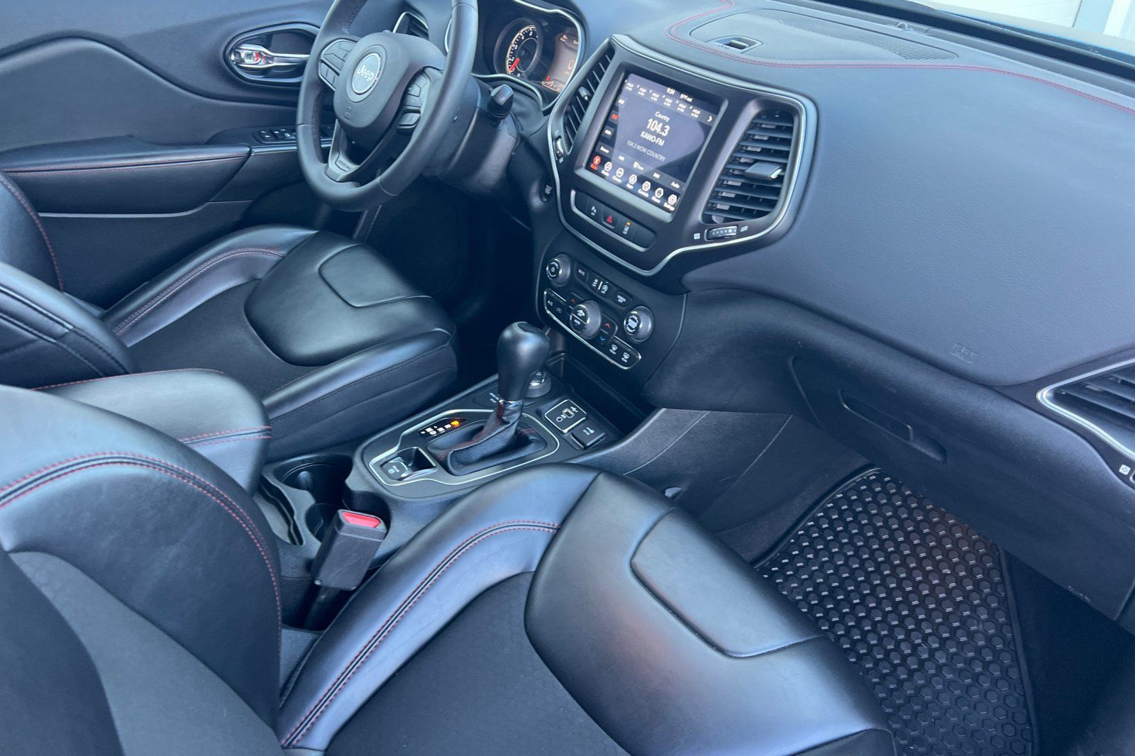 Used 2021 Jeep Cherokee Trailhawk AWD/4WD image 13