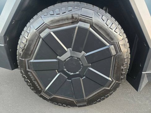 Used 2024 Tesla Cybertruck AWD Crew Cab image 20