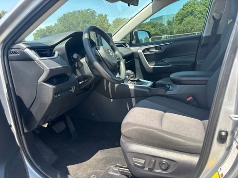 Used 2019 Toyota RAV4 XLE w/ Convenience Package FWD image 7