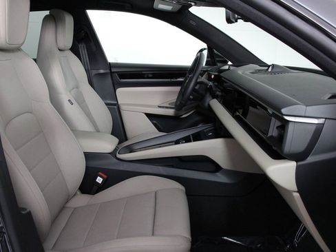 Certified 2025 Porsche Macan 4 Electric image 29