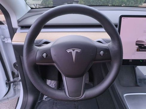 Used 2022 Tesla Model Y Long Range image 19
