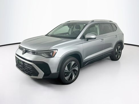 Used 2025 Volkswagen Taos SE AWD/4WD image 3