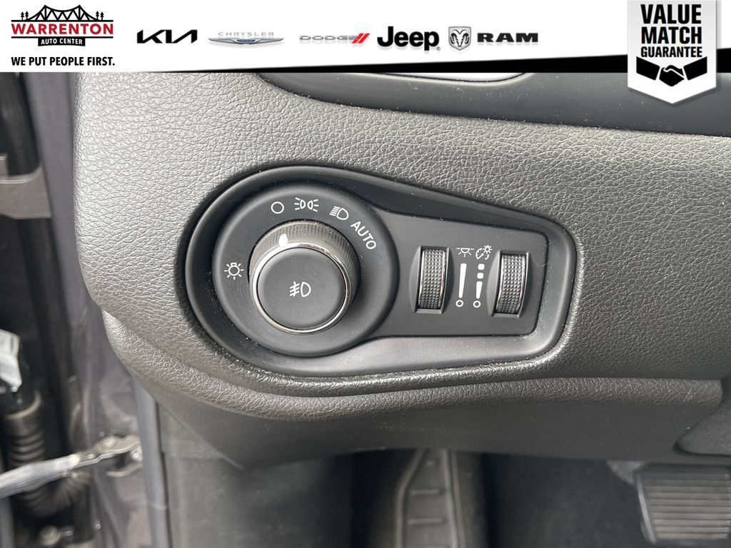 Used 2018 Jeep Renegade Latitude AWD/4WD image 26