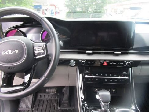Used 2024 Kia Carnival EX FWD image 4