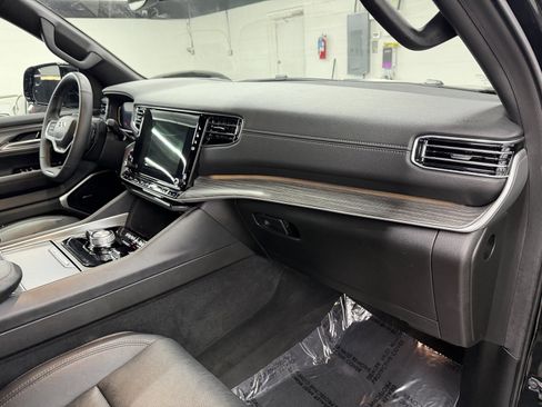 Used 2024 Jeep Wagoneer Series III image 18