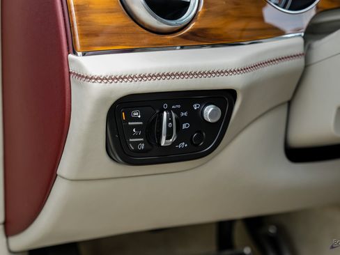 Used 2020 Bentley Bentayga Plug-In Hybrid AWD/4WD image 60