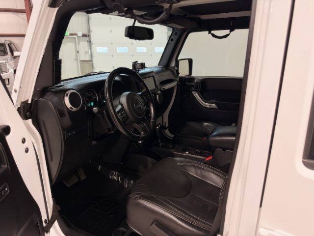 Used 2015 Jeep Wrangler Unlimited Rubicon w/ Connectivity Group AWD/4WD image 12