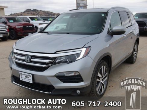 Used 2017 Honda Pilot Touring image 1