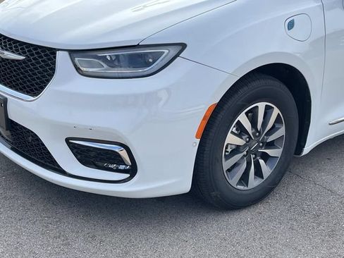 Used 2022 Chrysler Pacifica Limited FWD image 11