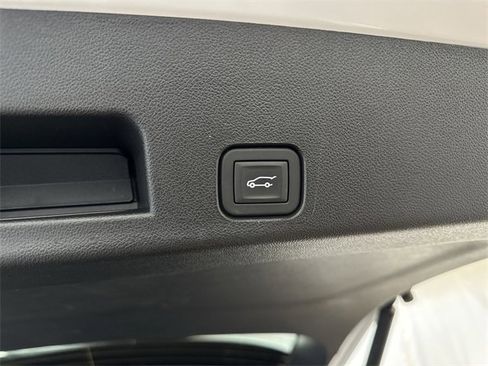 Used 2025 Chevrolet Traverse LT w/ Driver Confidence Package image 27