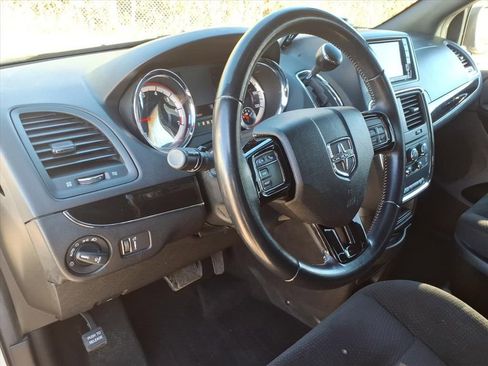 Used 2018 Dodge Grand Caravan SE image 16