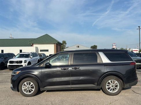 Used 2022 Kia Carnival LX FWD image 1