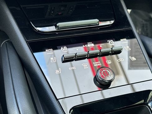 Used 2025 Porsche Cayenne image 21