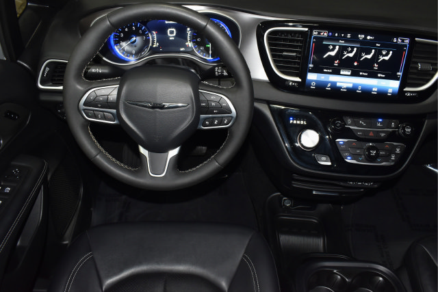 Certified 2025 Chrysler Pacifica Select FWD image 16