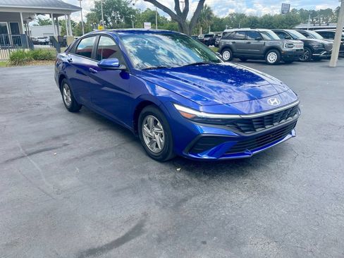 Used 2025 Hyundai Elantra SE FWD image 6