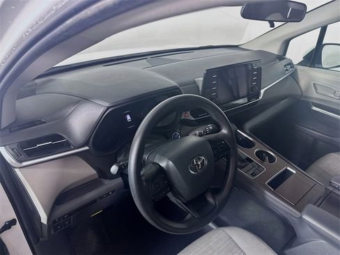 Used 2024 Toyota Sienna LE image 30