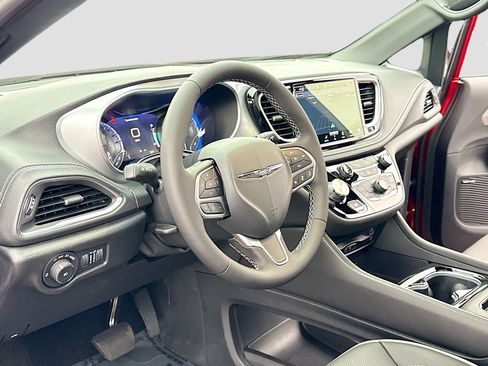 New 2026 Chrysler Pacifica Limited image 4