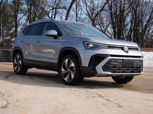 Certified 2025 Volkswagen Taos SE image 7