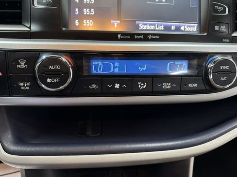 Used 2019 Toyota Highlander XLE image 22