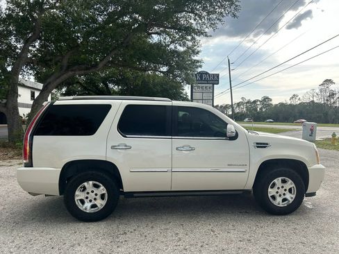 Used 2011 Cadillac Escalade Premium RWD image 4